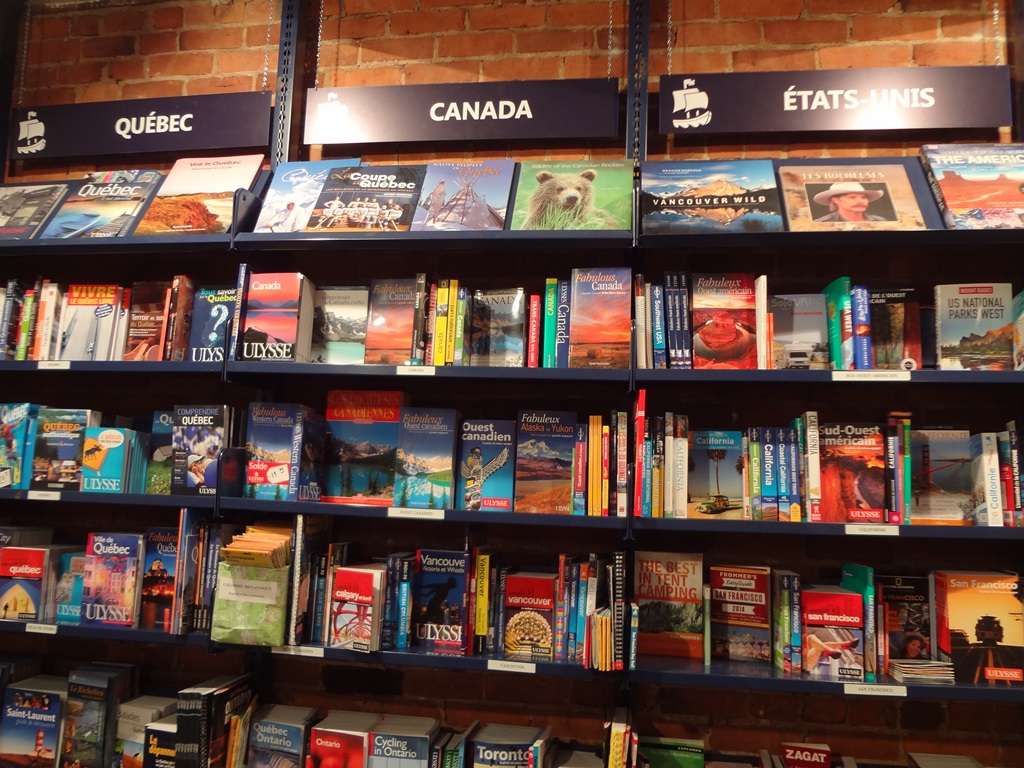 Des guides de voyage pour le Québec, le Canada et les États-Unis à la librairie Ulysse de Montréal.