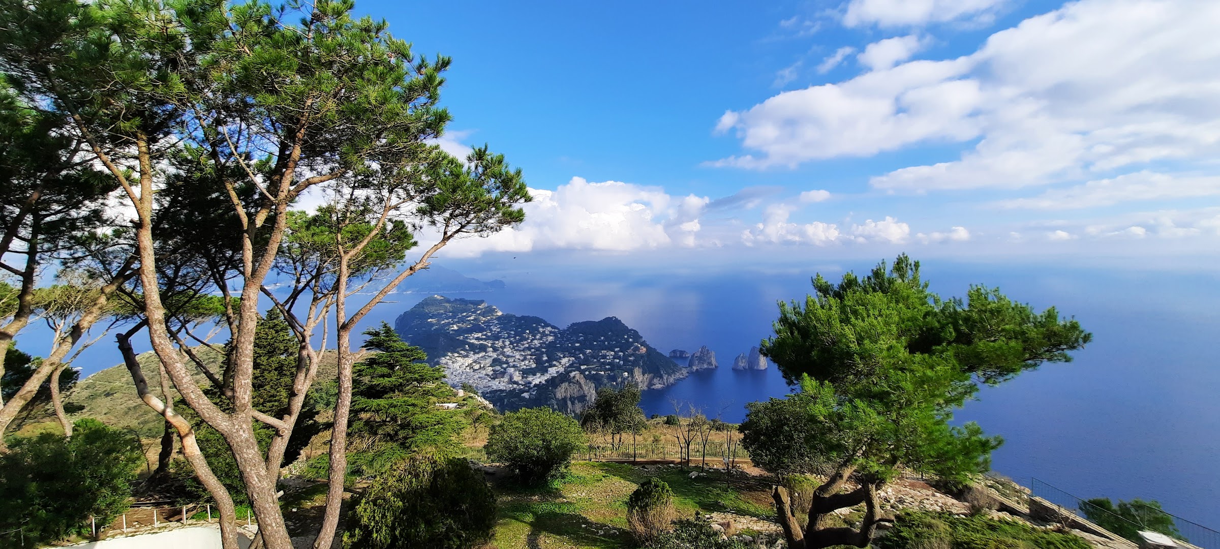Paysage de Capri avec les faraglioni en arrière-plan  © Daniel Desjardins