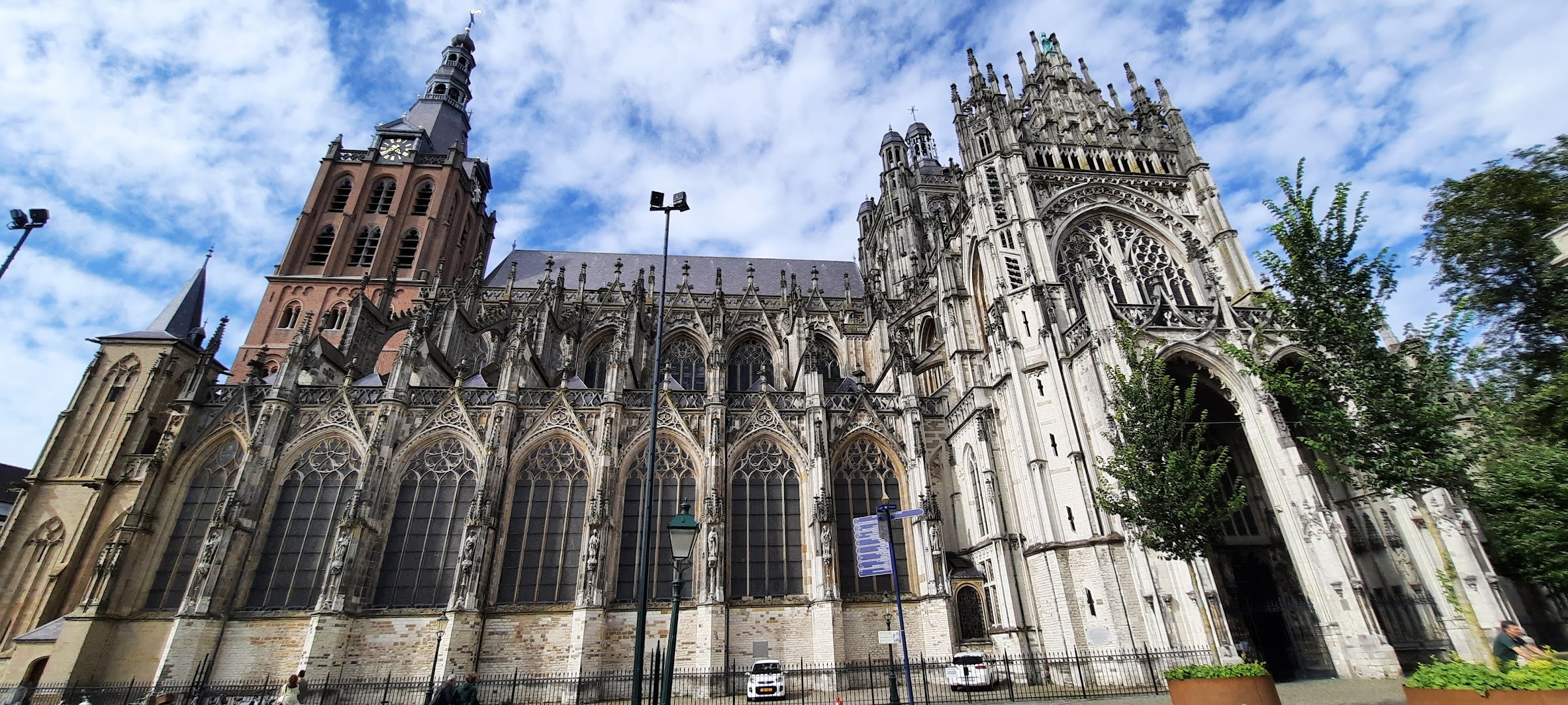La basilique-cathédrale Saint-Jean de Bois-le-Duc, un chef-d'oeuvre de l'architecture gothique brabançonne aux Pays-Bas. Photo  ©. Daniel Desjardins