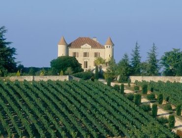 Le château de Chambert et son vignoble. Par Château Chambert — Travail personnel, Domaine public.