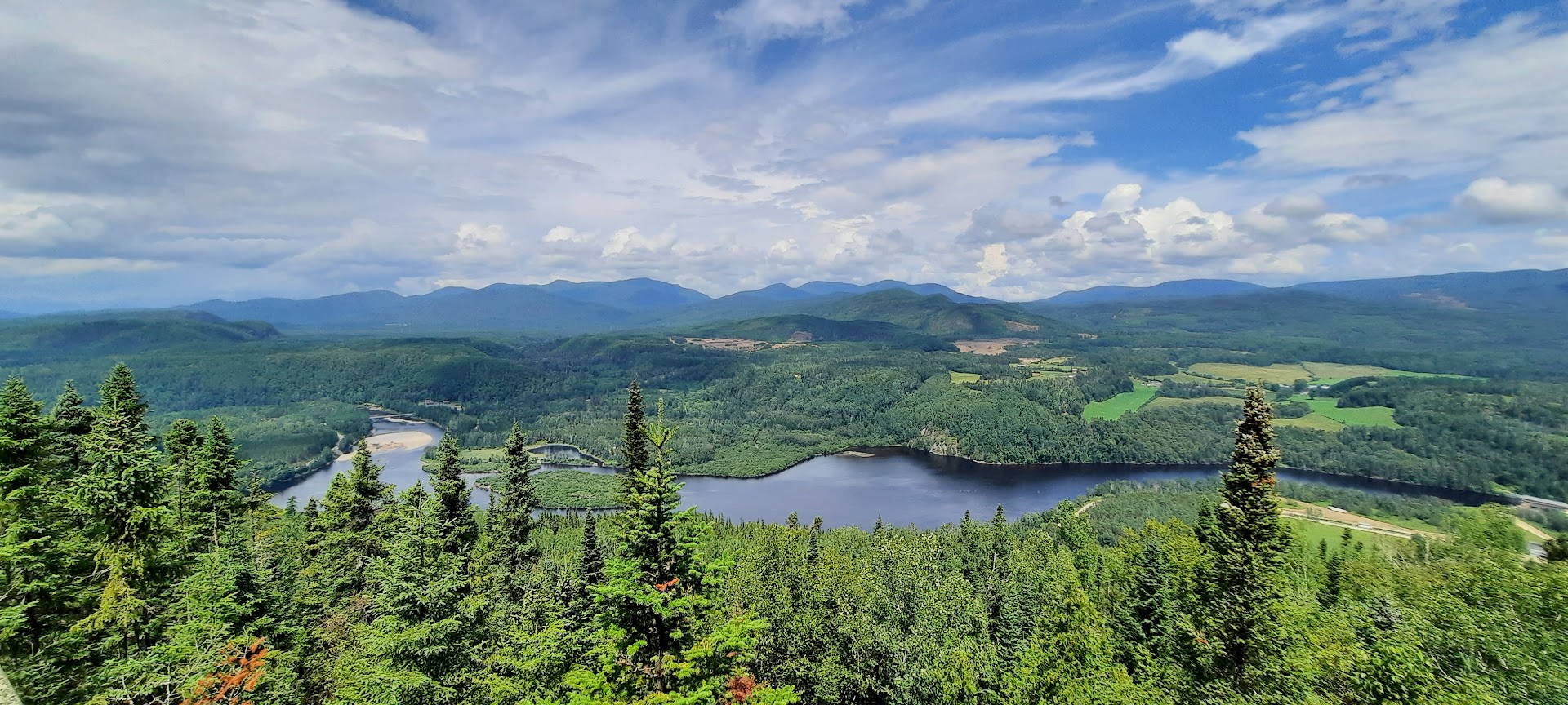 Paysage de Charlevoix près de Clermont, Québec. Photo © Daniel Desjardins