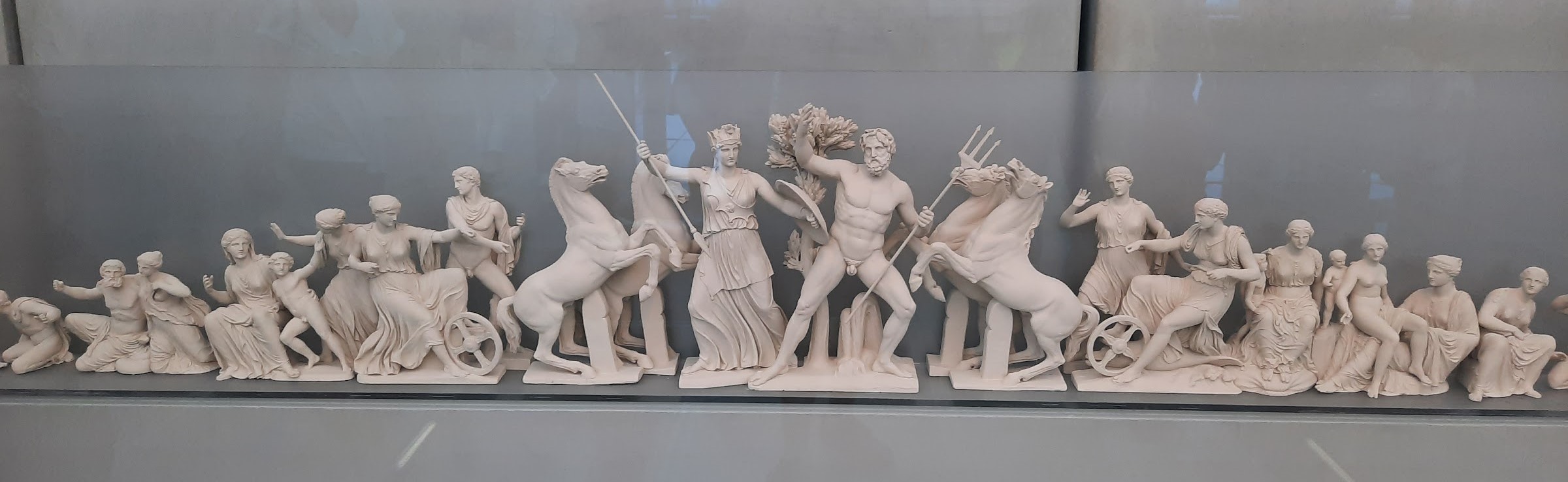 Reconstitution du fronton ouest du Parthénon d'après le dessin de K. Schwerzek. exposée au Musée de l'Acropole, Athènes, Grèce. Photo © Daniel Desjardins