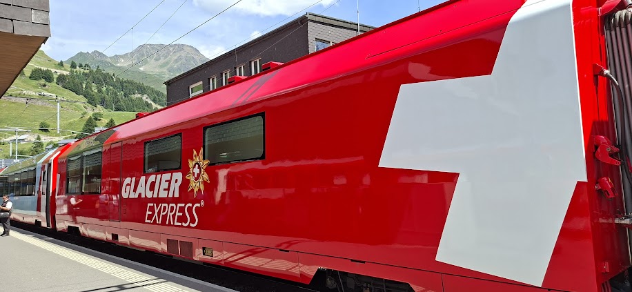 Le Glacier Express, train panoramique suisse.  Photo © Daniel Desjardins