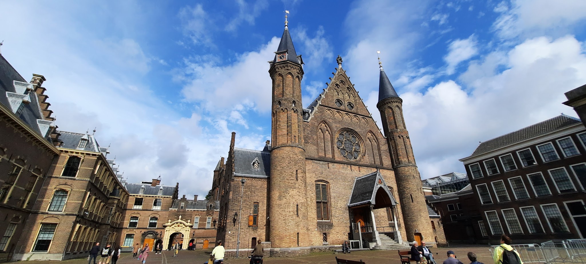 Le Binnenhof à La Haye et la Salle des Chevaliers. Photo © Daniel Desjardins