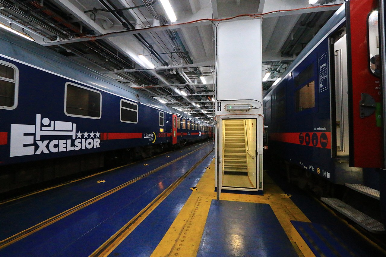 Le train sur le ferry ferroviaire assurant la traversée entre Messine (Sicile) et Villa San Giovanni (Calabre), en Italie.  Benjamin Smith, traveil personnel. / Wikimedia Commons. Creative Commons Attribution-Share Alike 4.0 International