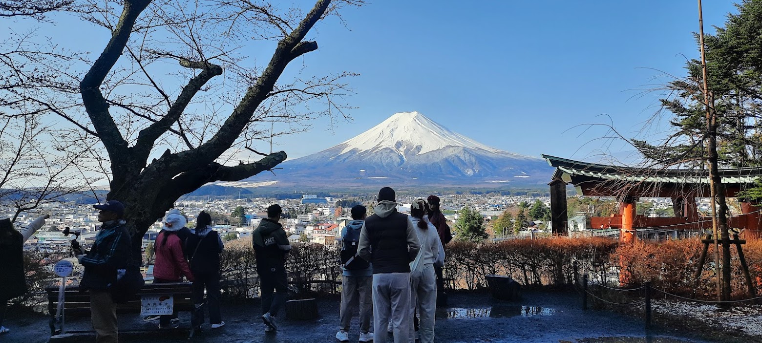 Vue sur le mont Fuji depuis le sanctuaire Arakura Fuji Sengen-jinja à Shimoyoshida près de Fujiyoshida. Photo © Daniel Desjardins