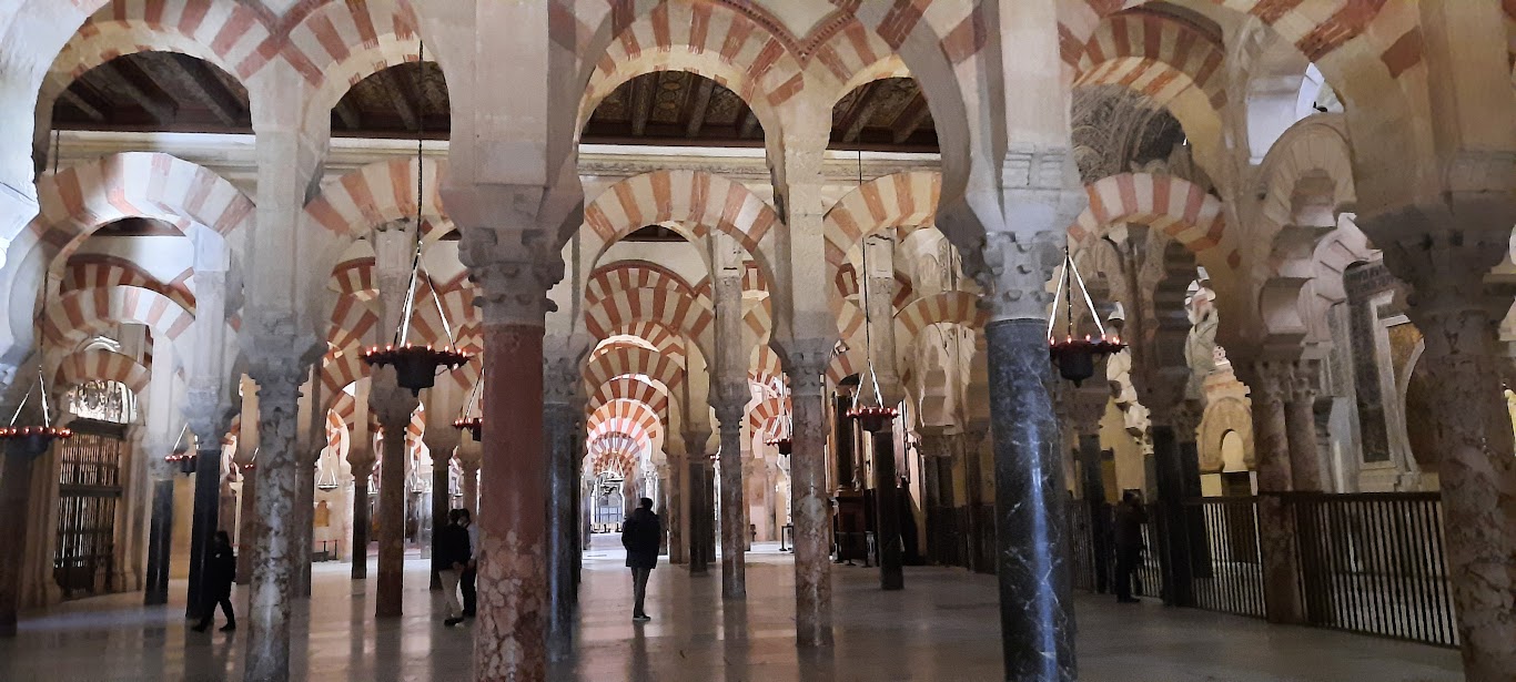 L'intérieur de la mosquée-cathédrale de Cordoba. Photo © Daniel Desjardins