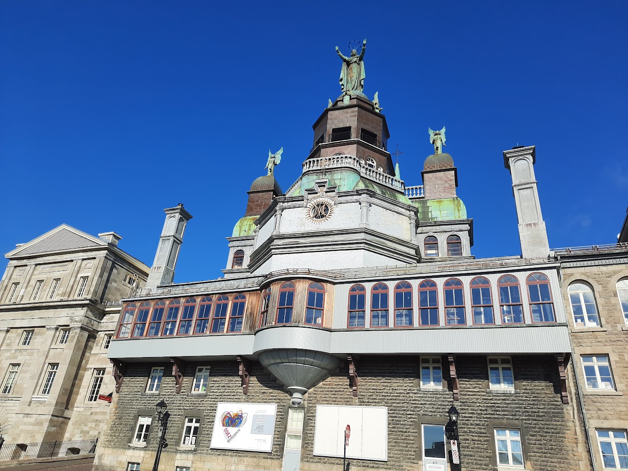 Arrière de l'église Notre-Dame du Bonsecours de Montréal, qui donne sur le port. Photo © Daniel Desjardins