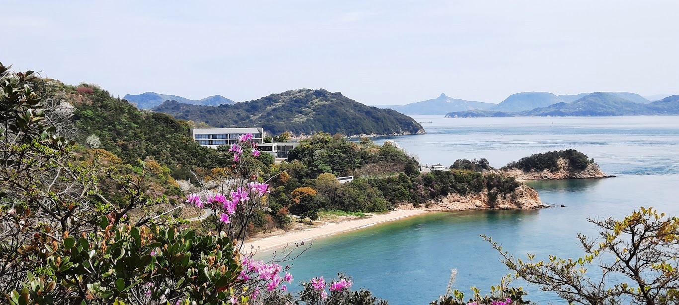 L'hôtel Benesse House à Naoshima et la vue sur les îles de la mer intérieure de Séto. Photo © Daniel Desjardins
