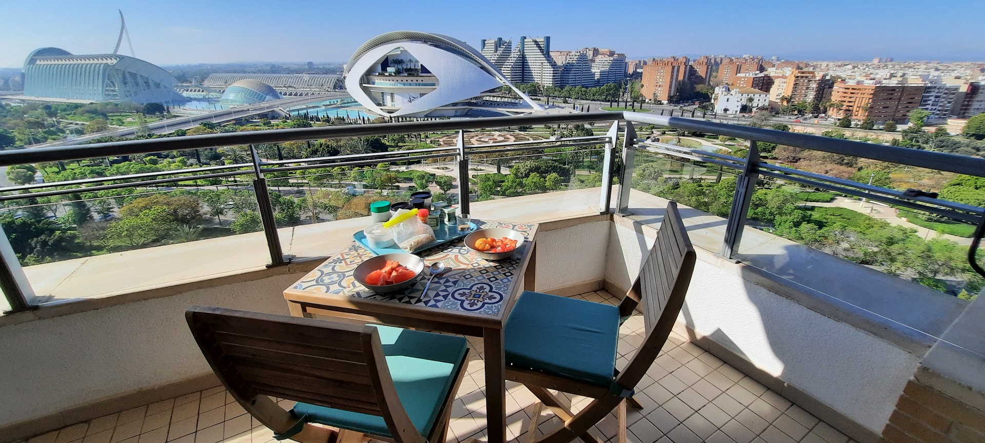 Profitez de la vaste sélection que proposent les supermarchés de Valence,en Espagne,  et payez 27% moins cher qu'à Montréal pour vos repas ! Photo: devant la Cité des Arts et des Sciences © Daniel Desjardins