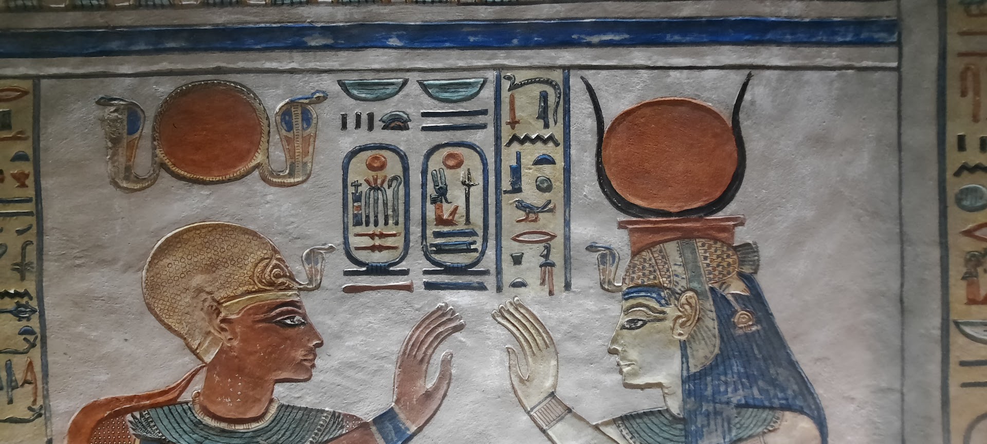 La déesse Hathor (à droite) et Ramsès III; nécropole thébaine, Louxor. Photo  © Daniel Desjardins