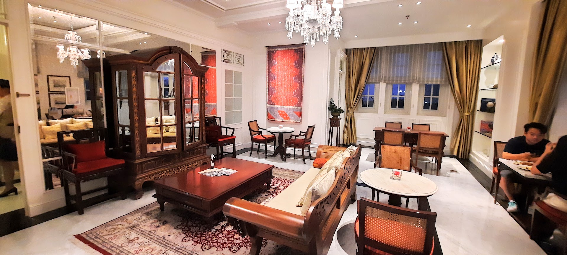 Salon à l'hôtel Hermitage de Jakarta, Indonésie, accessible gratuitement avec les points Bonvoy.  © Daniel Desjardins