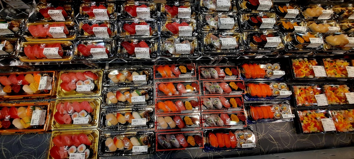 Un assortiment de sushi frais à Tokyo, à prix imbattable; on peut aussi profiter de réduction de 30% en fin de journée ! Photo © Daniel Desjardins