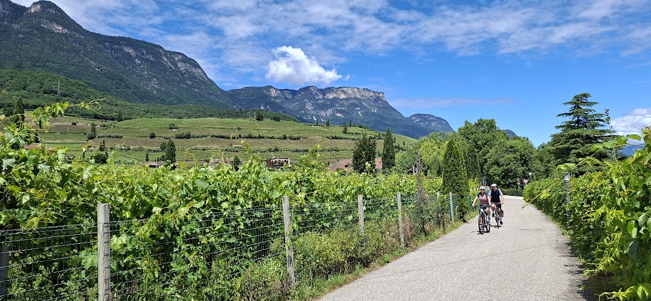Cyclistes à San Giuseppe al Lago, Sud-Tyrol, Italie. Photo  © Daniel Desjardins