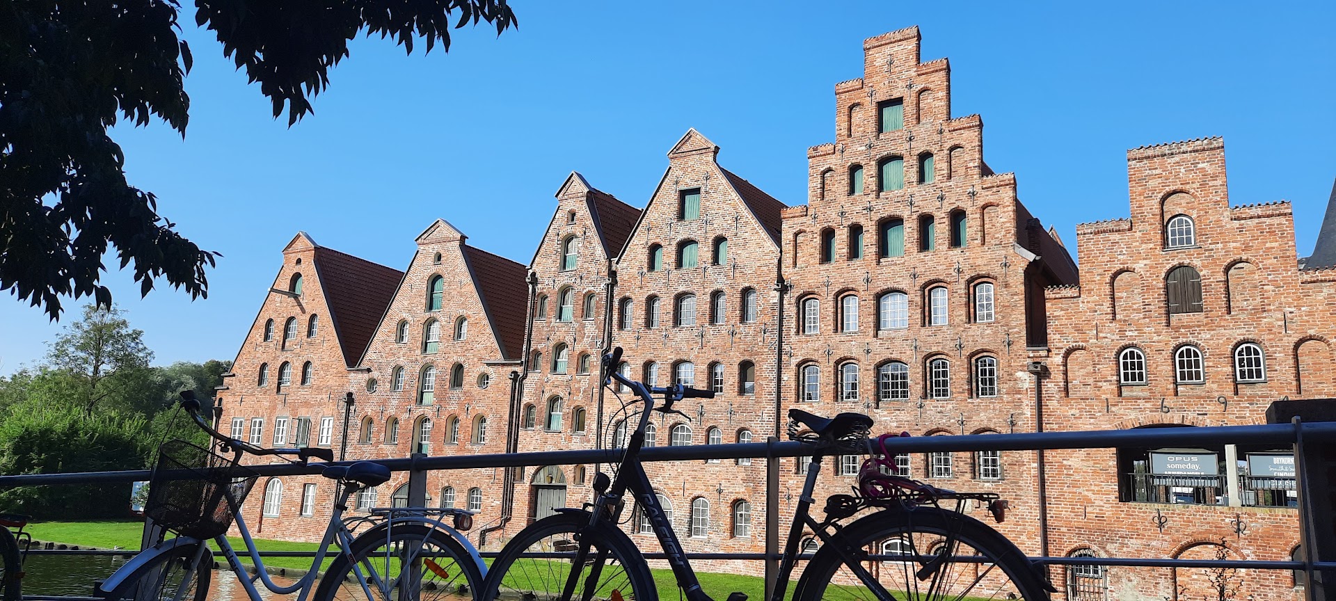 Des vélos devant le grenier à sel de Lübeck, Allemagne. Photo Daniel Desjardins