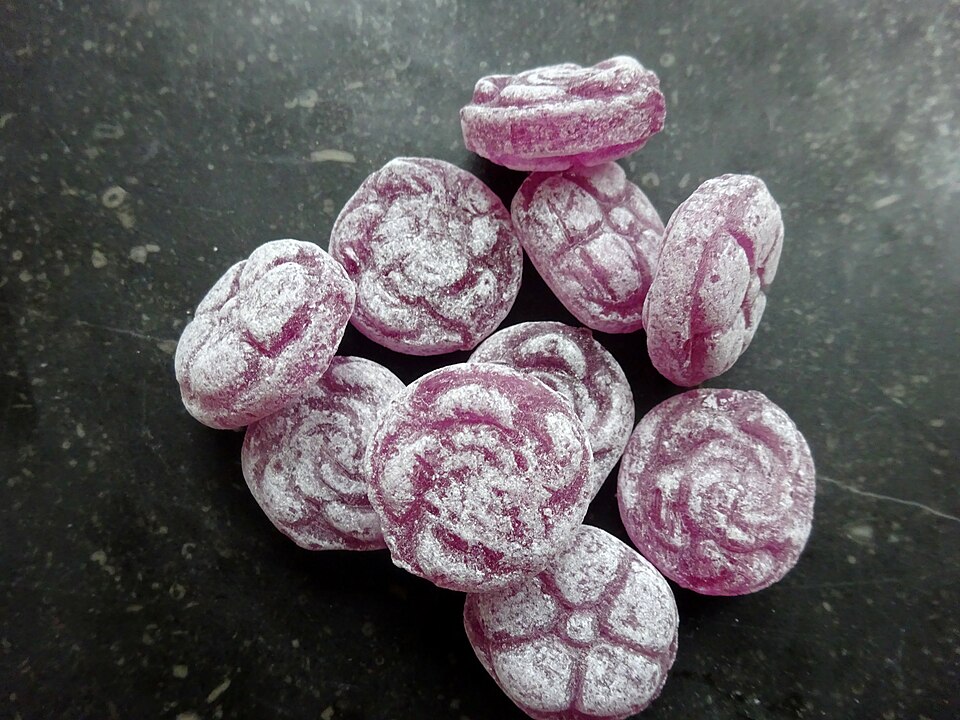 La violette de Liège, un bonbon au sucre de betterave. Par Rebexho — Travail personnel, CC BY-SA 4.0, 