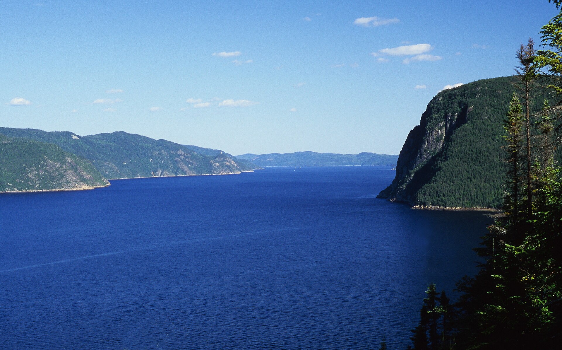 Le Saguenay et le cap Éternité vus depuis le premier niveau du cap Trinité près de la statue. Par J.boulian — Travail personnel, CC BY-SA 3.0,
