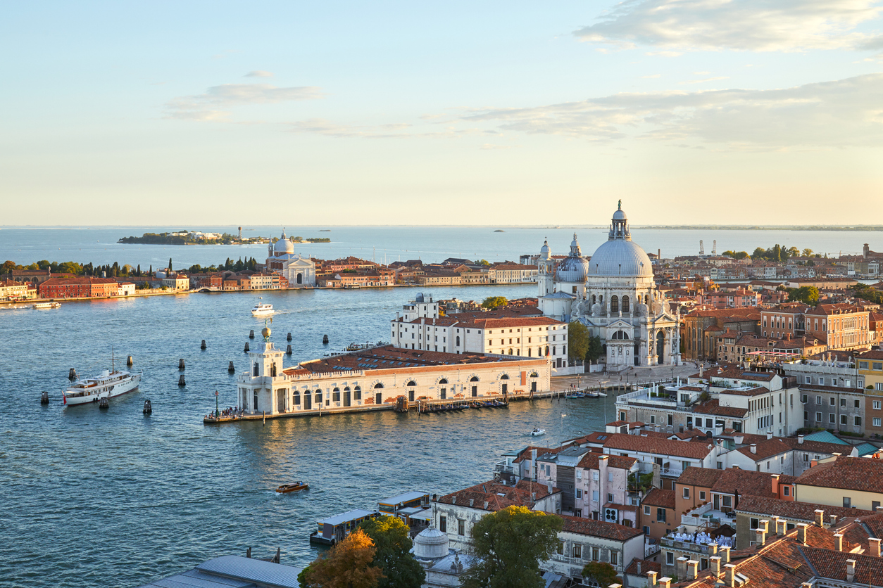 Vue aérienne de l'église Santa Maria della Salute à Venise avec punta della Dogan © iStock / AndreaAstes