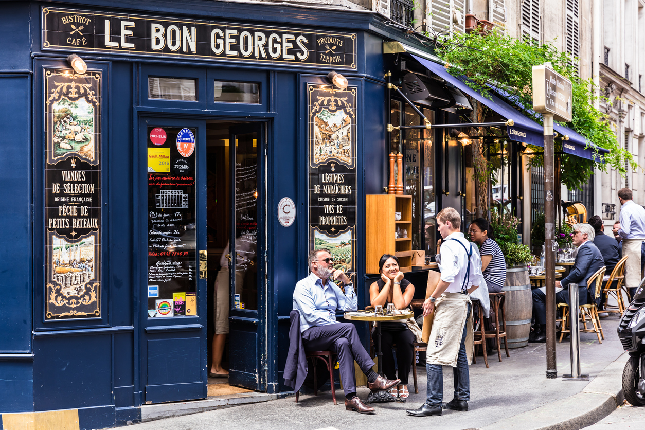 Devanture du restaurant Le Bon Georges dans le 9e arrondissement de Paris © iStock / AlexKozlov