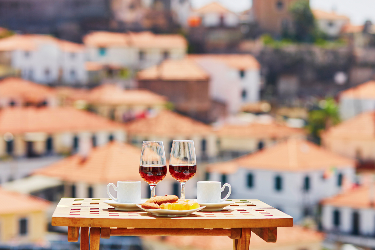 Vin de Madère, café et gâteau, Funchal, Madère, Portugal. © iStock / encrier
