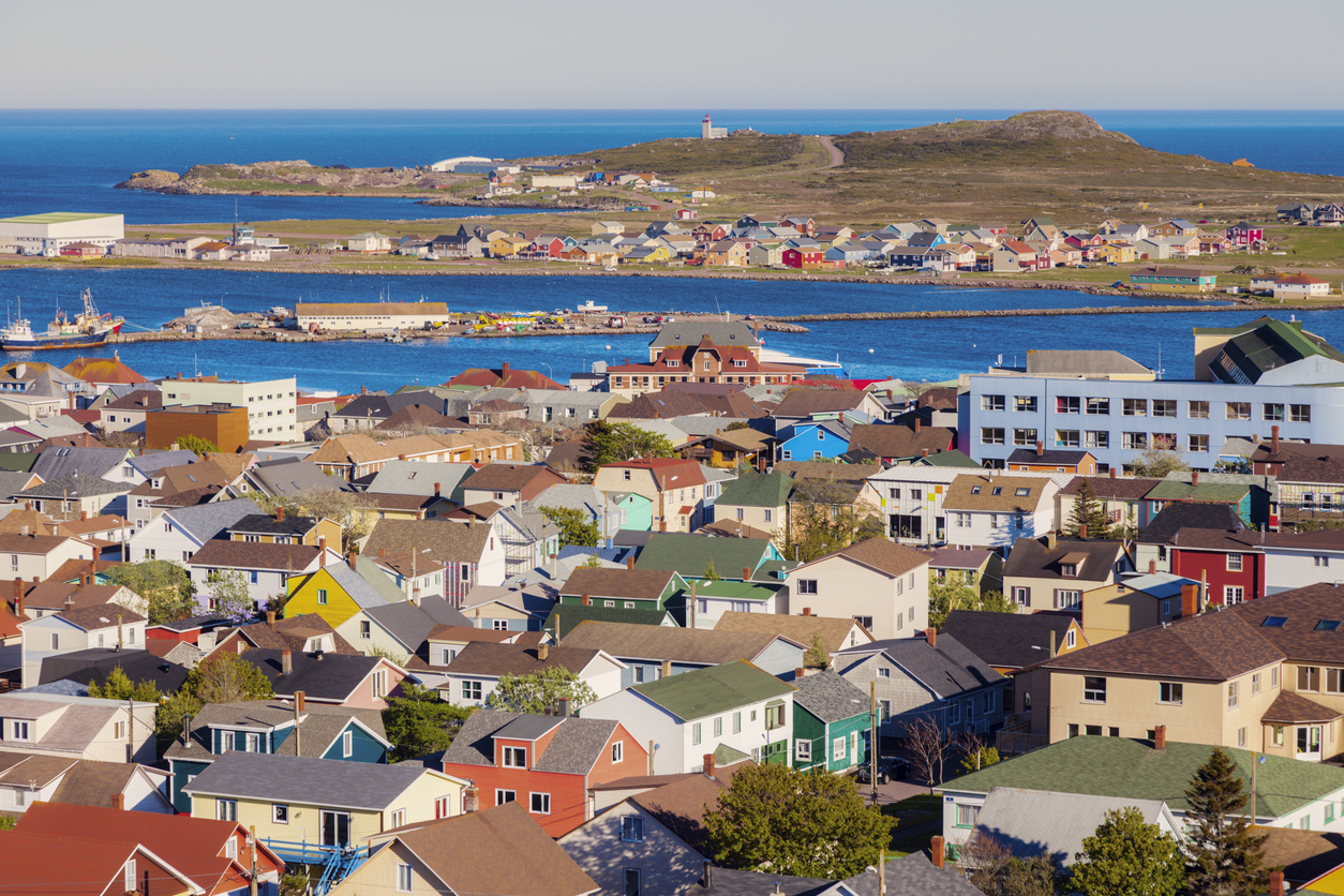  Panorama de Saint-Pierre, Saint-Pierre-et-Miquelon © iStock / benkrut