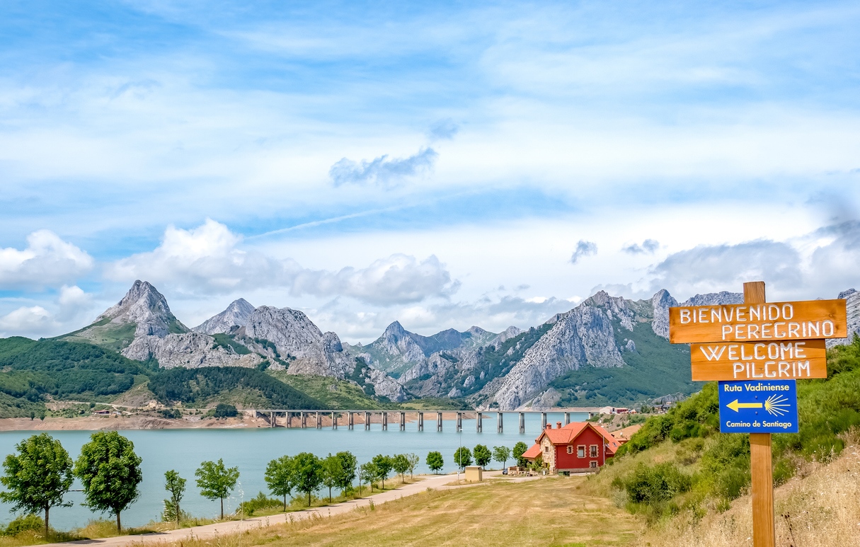 Réservoir dans les montagnes des Picos de Europa. Chemin de Saint-Jacques de Compostelle, ruta Vadiniense. Cantabrique, Riano, province de León. Castille et Leon, Espagne.  © iStock / MarBom