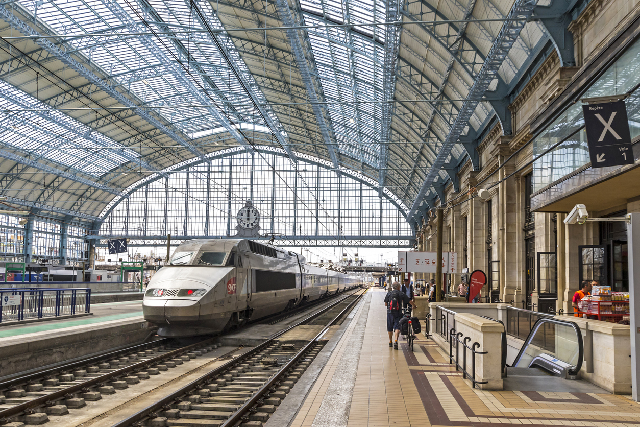 Un TGV entre à la gare Saint-Jean à Bordeaux. © iStock / katatonia82