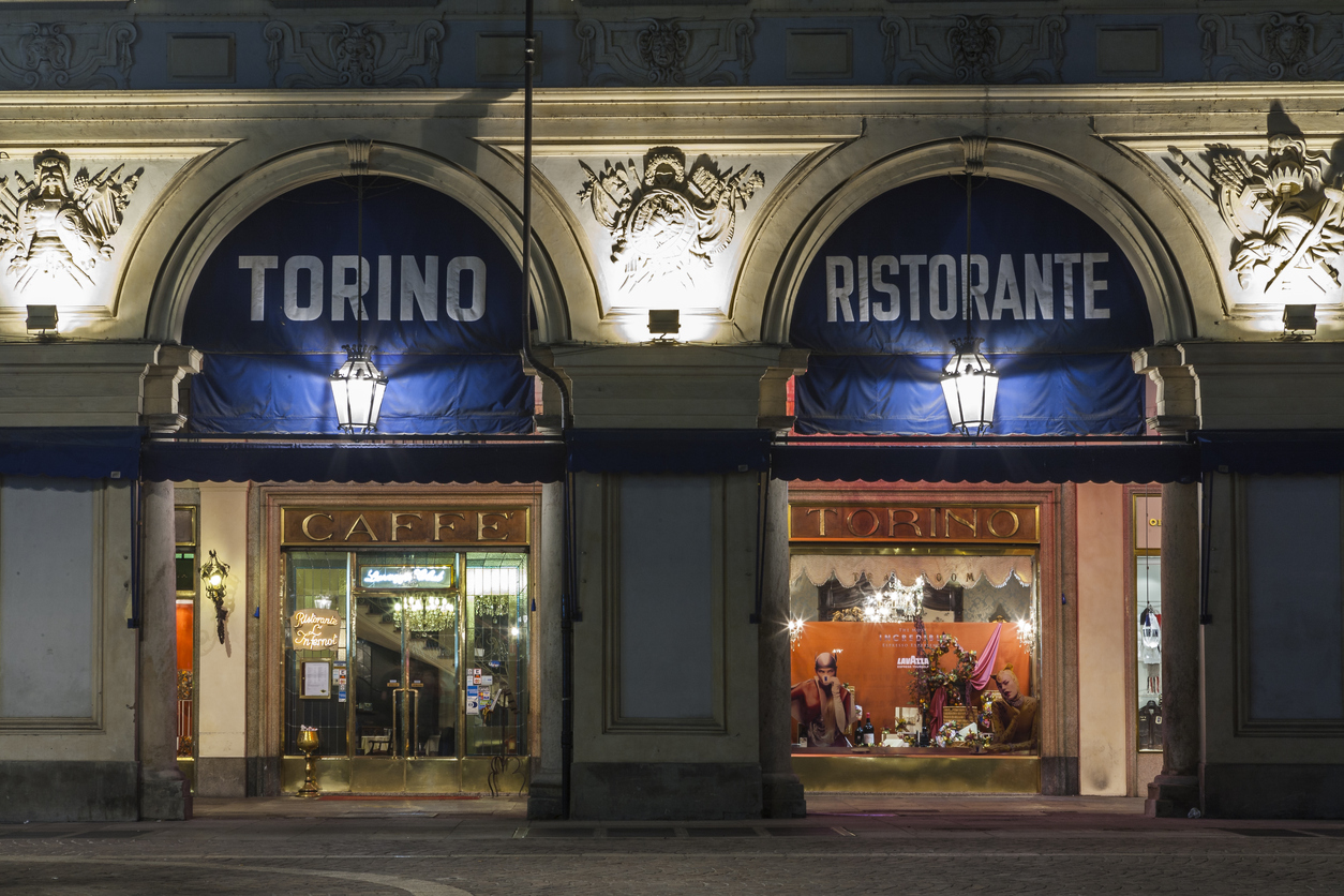 Turin, Italie du Nord, restaurant sous les arcades de la piazza San Carlo © iStock / MicheleVacchiano
