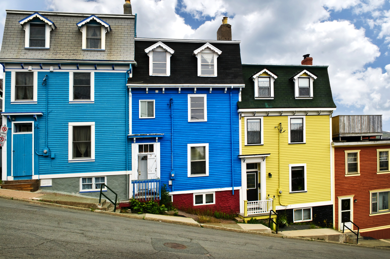 Les maisons colorées sur les rues en pente de Saint-Jean de Terre-Neuve © iStock / Elenathewise