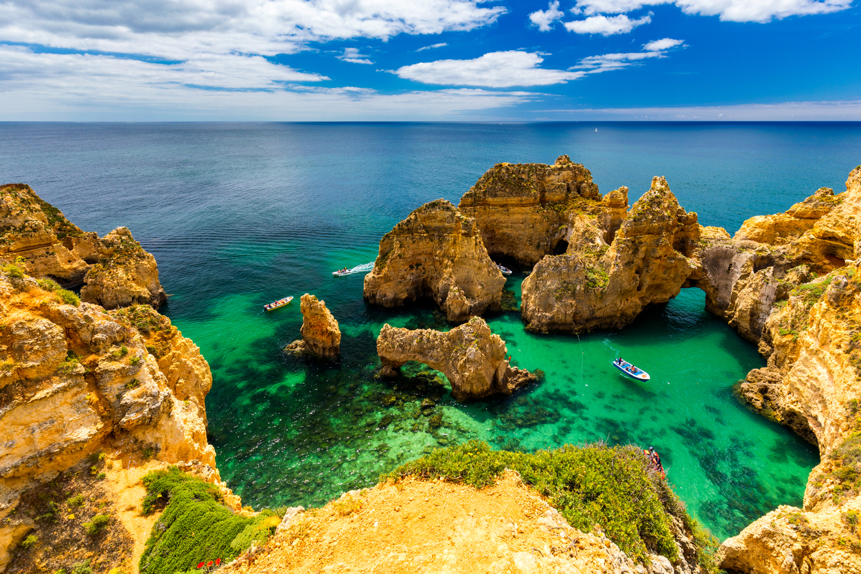 Ponta da Piedade près de Lagos en Algarve, Portugal. © iStock / DaLiu