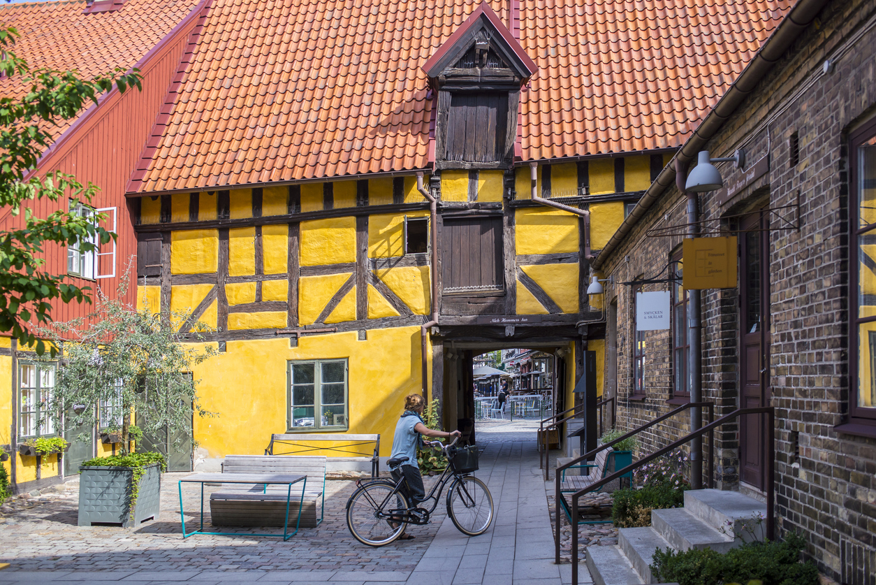 Malmö, une des villes pittorsques de Suède qui se trouve sur le parcours de la piste cyclable Sydkustleden. © iStock / diatrezor