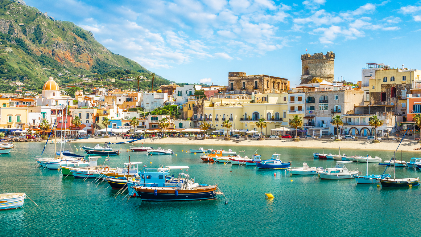 Le village de Forio, sur l'île d'Ischia, Italie du Sud © iStock / Balate Dorin