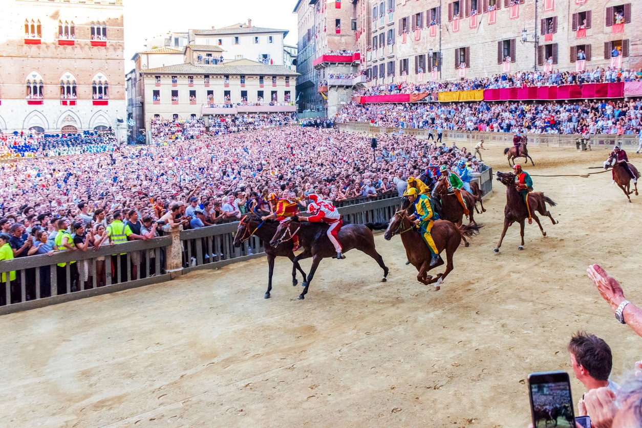 Le palio de Sienne sur la Piazza del Campo © iStock / Mauro_Repossini