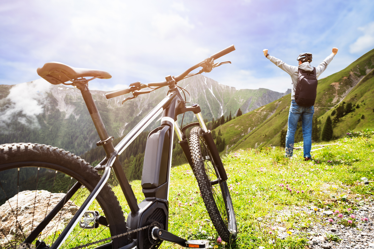 Le vélo électrique permet d'accéder à des paysages de montagne spectaculaires.© iStock / AndreyPopov