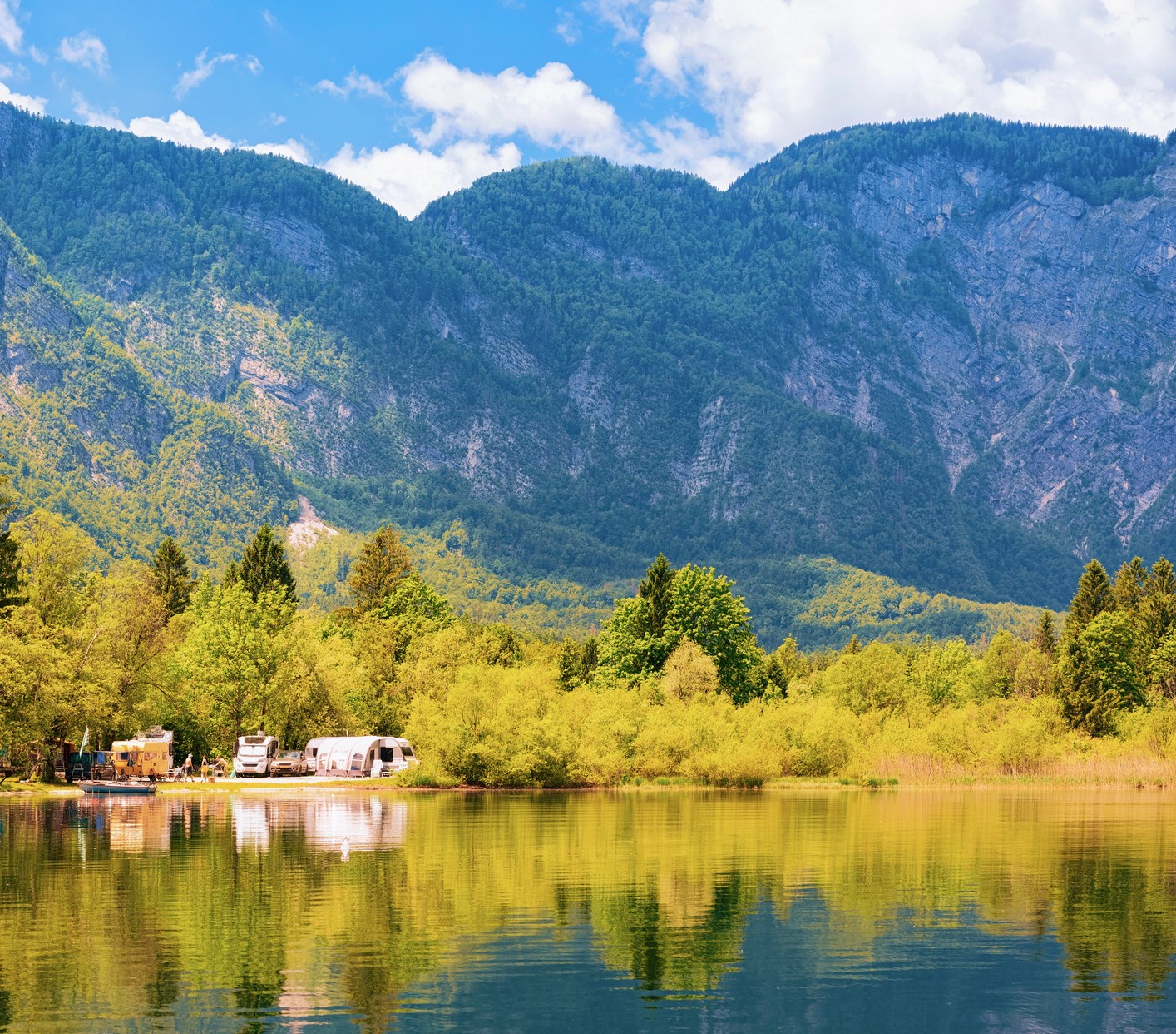 Camping pour van et camping-car au lac Bohinj, Slovénie. © iStock / RomanBabakin