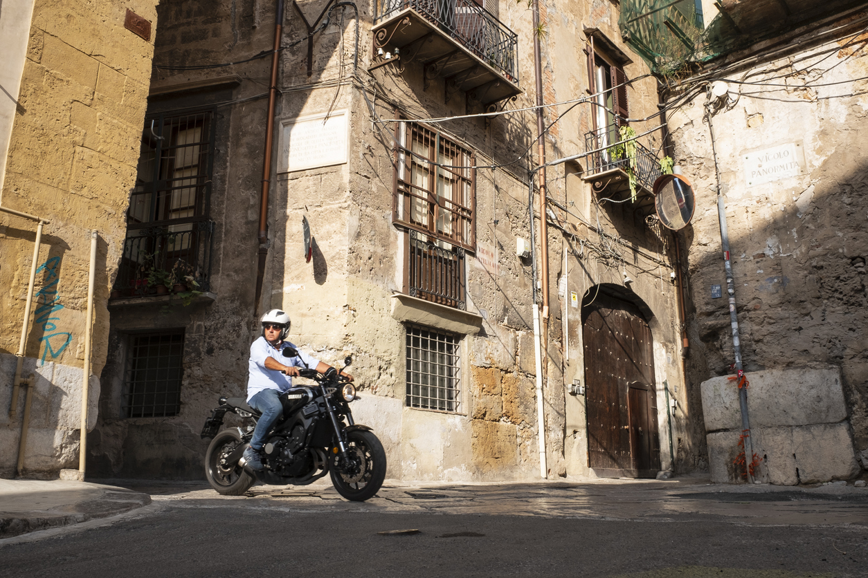 Le merveilleux climat méditerranéen de la Sicile, une destination idéale pour une exploration à moto
