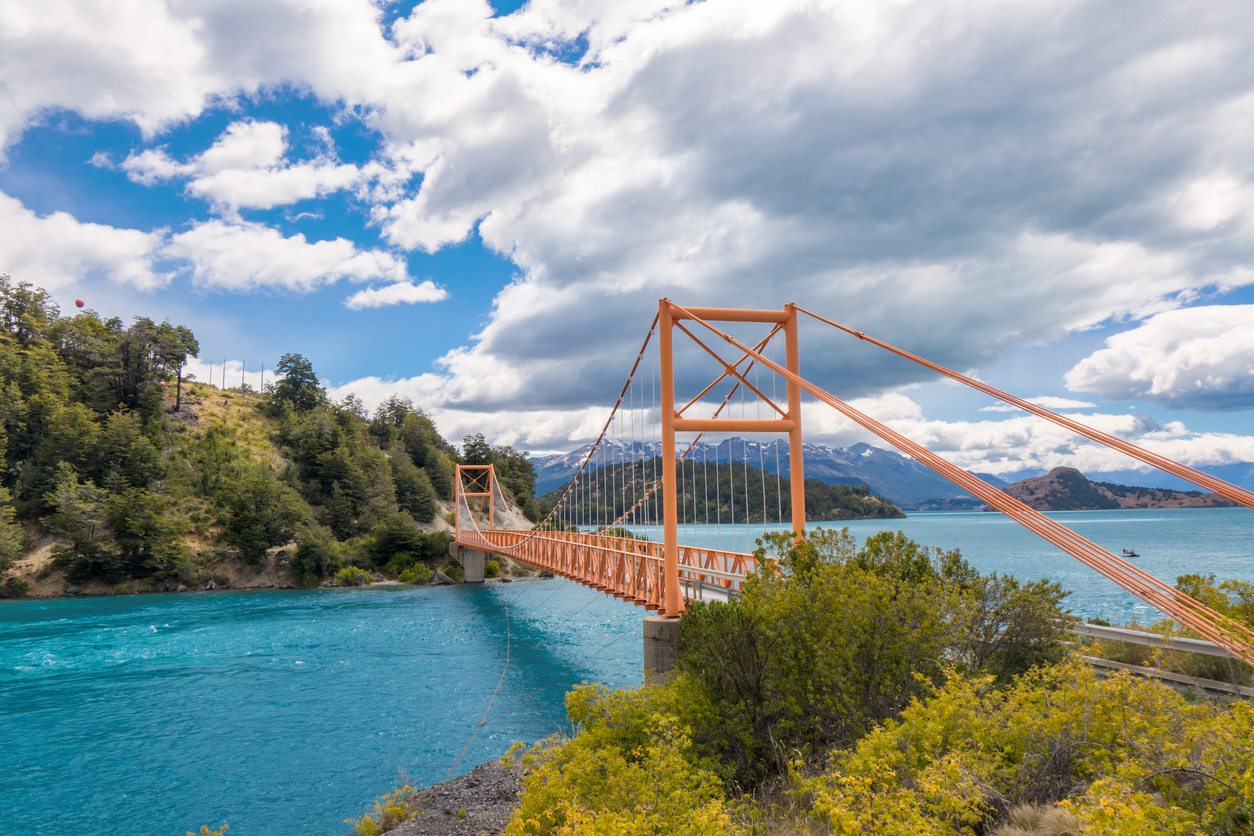 Lac Bertran et pont General Carrera, Carretera Austral, la route no 7, Patagonie, Chili.  © iStock / JaySi