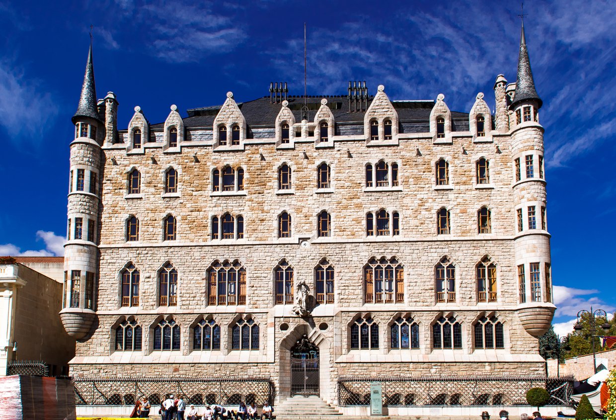 La casa Botines de 1894 à León, conçue par Gaudí. © iStock / Newlander90