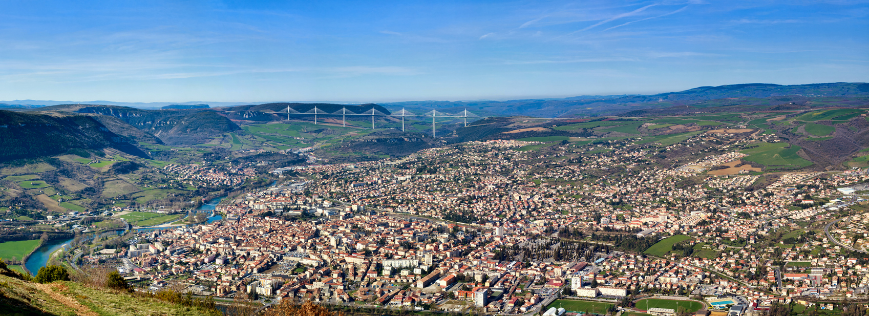 Vue panoramique sur le Viaduc de Millau et la ville du même nom, en Occitanie, Sud-Ouest de la France. © iStock / Oleg_Ivanov