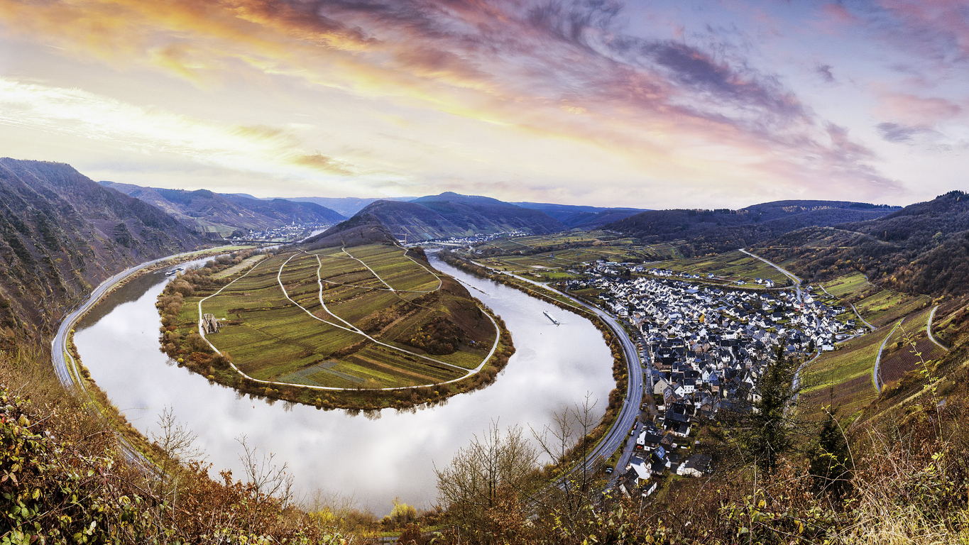 La boucle de la Moselle à Bremm, land de Rhénanie-Palatinat, en Allemagne.  © iStock / fokkebok
