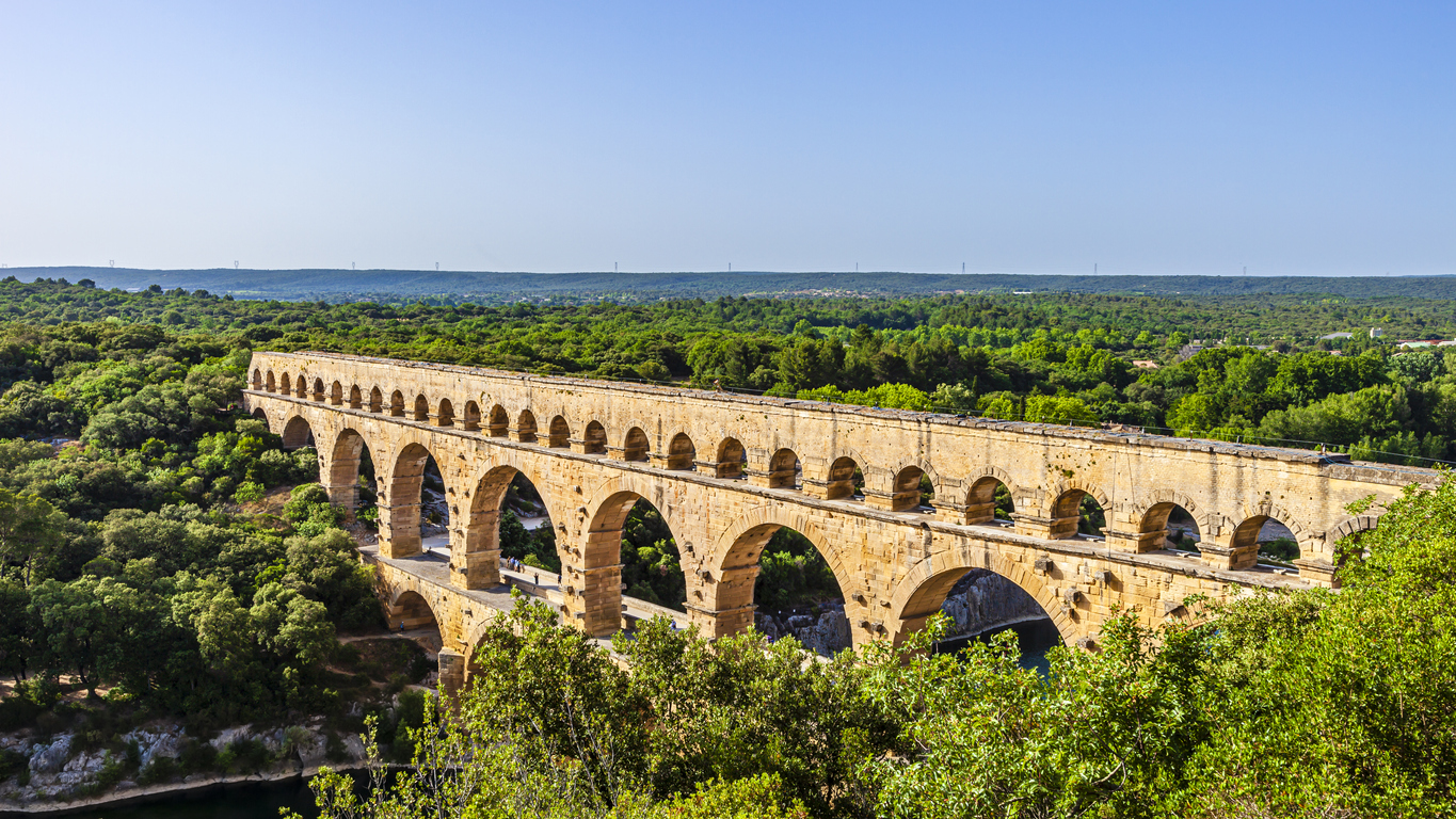 Le pont du Gard, un pont à trois niveaux d'un aqueduc romain,un important monument de l'Occitanie, bâti au 1er s.  © iStock / Flavio Vallenari