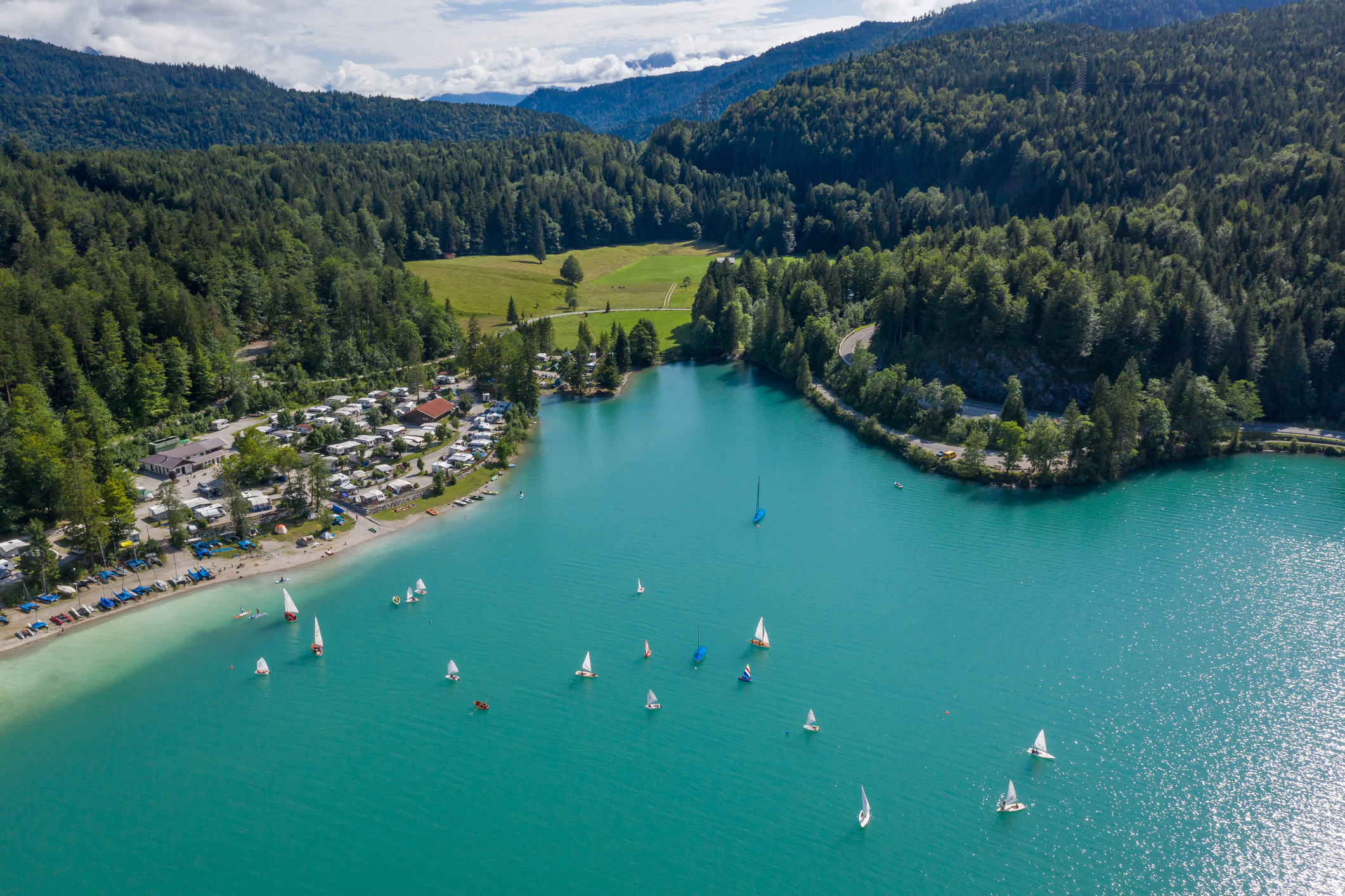 Vue aérienne d'un camping au bord du lac Walchensee en Bavière © iStock / Canetti