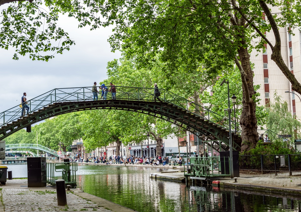 Passerelle au-dessus du Canal Saint-Martin, Paris. © iStock / UlyssePixel