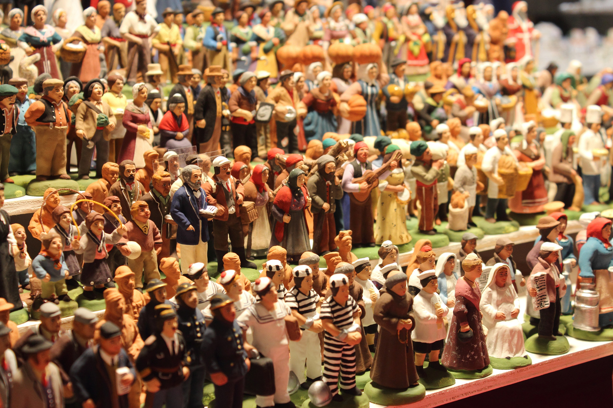 Des santons vendus sur un marché de Noël en Provence.  © iStock / Aygul Bulte