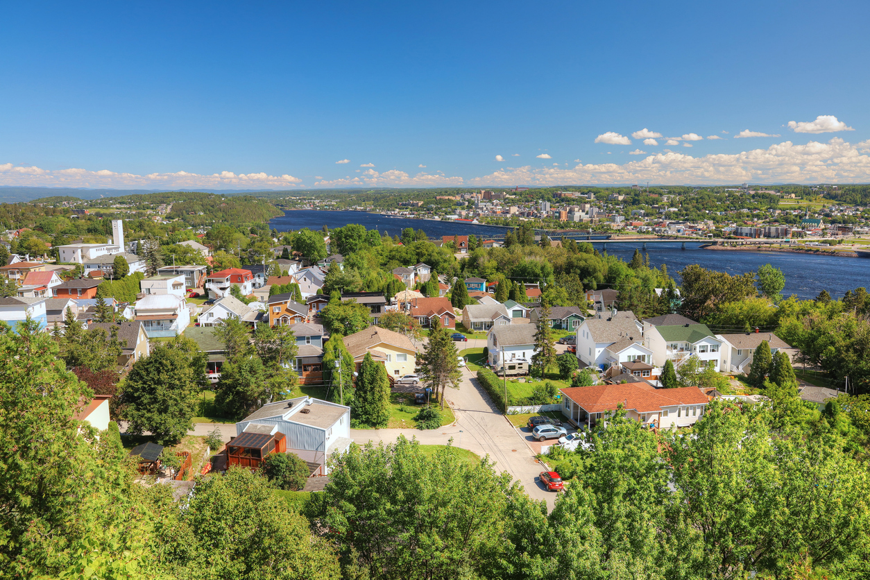 Chicoutimi et la rivière Saguenay. © iStock / buzbuzzer