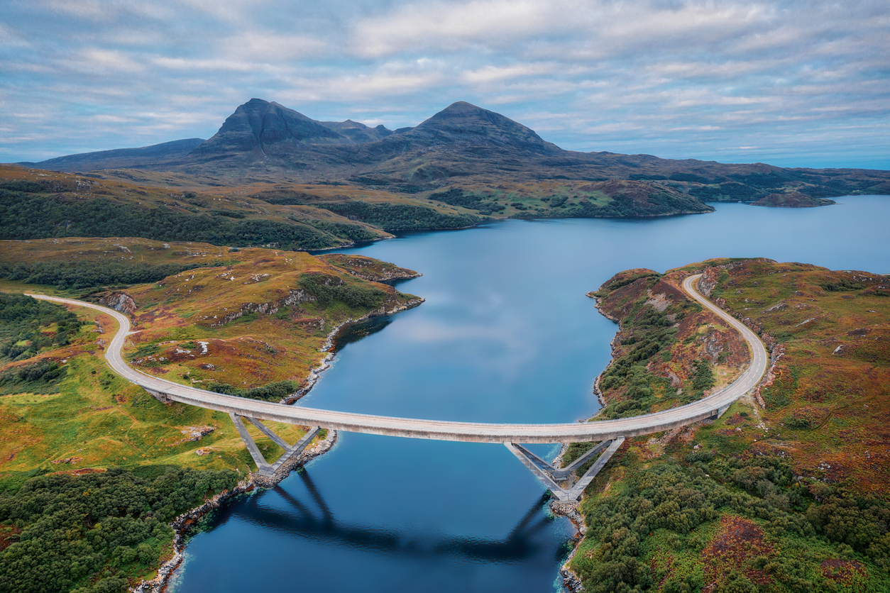 Pont de Kylesku le long du NC500 dans le nord de l’Écosse. © iStock / Lukas Bischoff