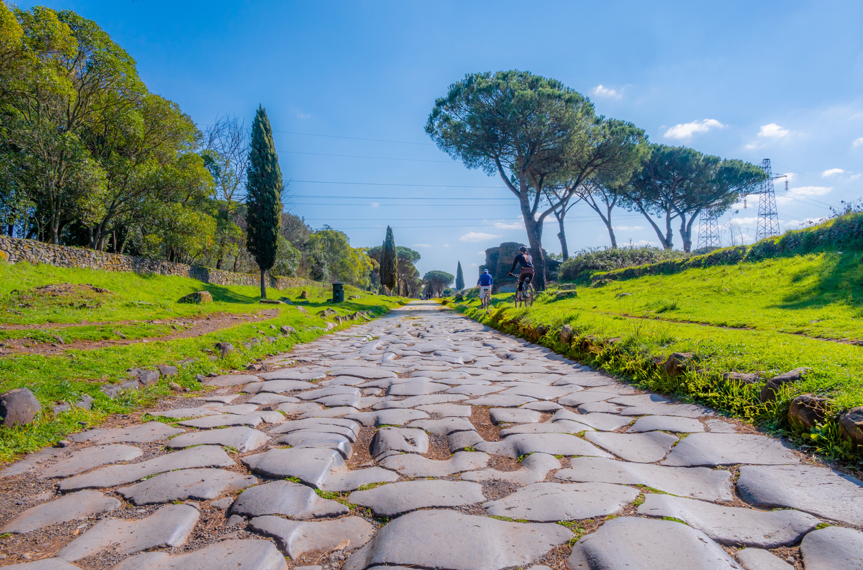 La Via Appia (Voie Appienne) à Rome, tel qu'on peut encore la voir aujourd'hui. © iStock / ValerioMei