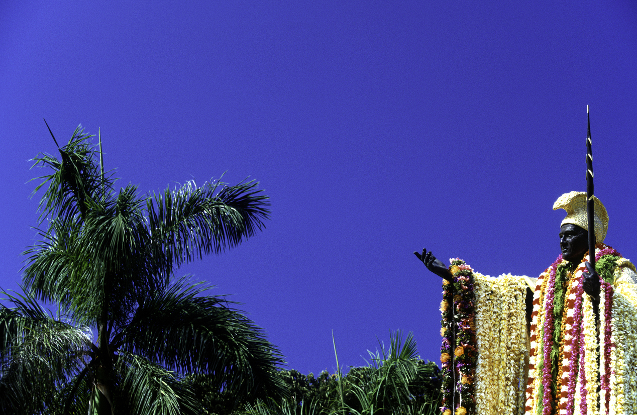 À Hawaï O'ahu, la statut du roi Kamehameha Ier  © iStock / tropicalpixsingapore