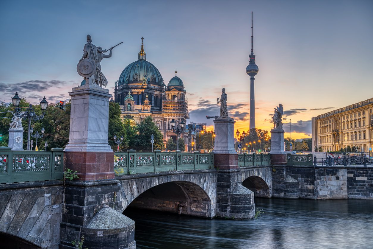 La cathédrale, la tour de télévision et le Schlossbruecke à Berlin| © iStock / elxeneize