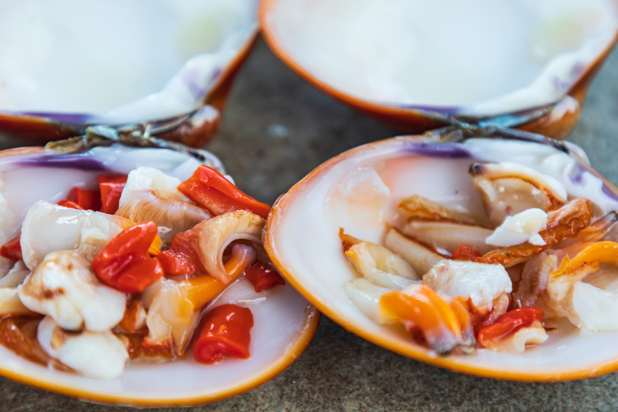 Ceviche de palourdes servie sur la coquille, spécialité de Baja-California, Mexique © iStock / Emily_M_Wilson